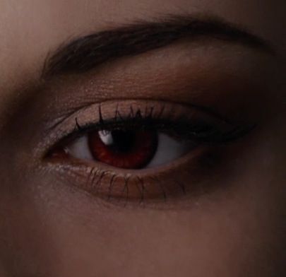 Bella's eye as a vampire In Love With A Vampire Aesthetic, Vampire Eye Color, Dark Red Eyes Aesthetic, Eyes Red Aesthetic, Teen Vampire Aesthetic, Red Eyes Female, Vampire Eyes Aesthetic, Red Eye Aesthetic, Ginger Vampire