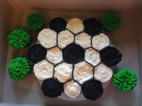 Soccer cupcakes. Cupcakes Decoration Birthday, Soccer Treats, Soccer Cupcakes, Soccer Snacks, Sport Cupcakes, Soccer Ball Cake, Soccer Theme Parties, Soccer Birthday Cakes, Pull Apart Cupcake Cake