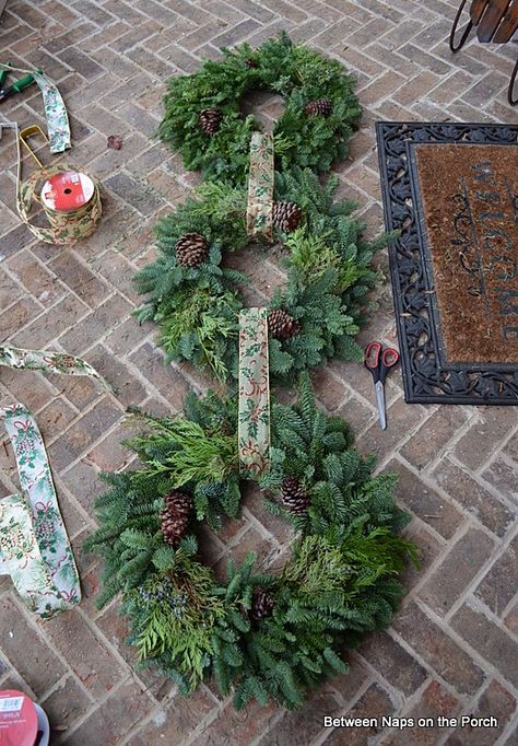 Christmas Door Ideas, Outdoor Fence, Front Door Christmas Decorations, Wreaths Christmas, Christmas Front Doors, Christmas Porch Decor, Christmas Decorations Diy Outdoor, Front Porch Christmas Decor, Christmas Porch