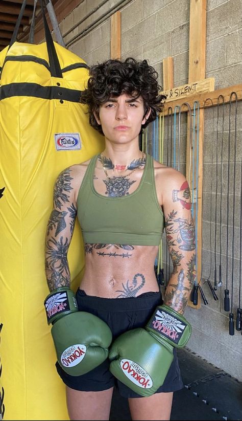 Vasiliki Halastaras, Masc Girls Outfits, Masc Girls, Dr Tattoo, Masc Girl, Androgynous Hair, Masc Women, Buff Women, Estilo Hipster