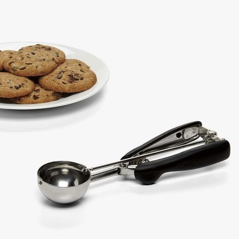 It's holiday cookie exchange time!  Bake perfect consistent shaped cookies and baked goods with this cookie scoop/portioner. #OXOSpot #BakingTools #CookieScoop Ice Cream Dough, Ice Cream Scooper, Party Trays, Soft Cookie, Homemade Cookies, Cookie Scoop, Small Bites, Ice Cream Sandwich, Ice Cream Scoop