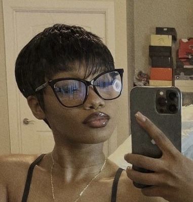 Cat Eye Glasses Aesthetic, Eye Glasses Aesthetic, Oval Face Glasses, Bayonetta Glasses, Finger Waves Short Hair, Widget Smith, Glasses Aesthetic, Glasses Inspo, Mirror Pictures