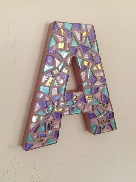 Mosaic Letters Diy, Letter Mosaic, Cd Mosaic, Broken China Crafts, Cd Crafts Diy, Old Cd Crafts, Mosaic Letters, Mosaic Tiles Crafts, Mosaic Art Diy