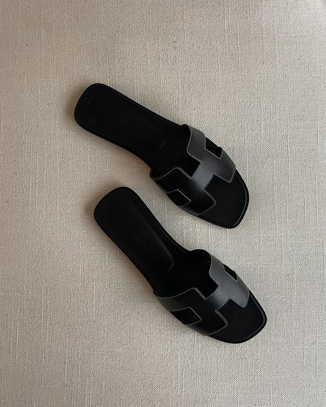 Oran Sandals Aesthetic, Oran Sandals Hermes, Hermes Oran Aesthetic, Hermes Black Sandals, Hermes Sandals Aesthetic, Black Designer Sandals, Old Money Sandals, Black Hermes Sandals, Hermes Sandals Black