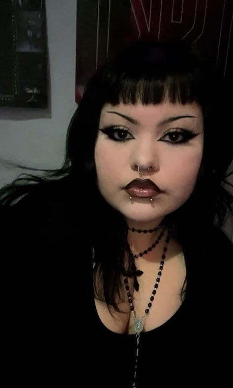 Plus Size Grunge Makeup, Plus Size Goth Makeup, Goth Makeup For Round Face, Goth Makeup Round Face, Soft Goth Makeup Grunge, Cute Dark Wallpaper Aesthetic, Goth Baddie Makeup, Y2k Make Up, Goth Latina Makeup