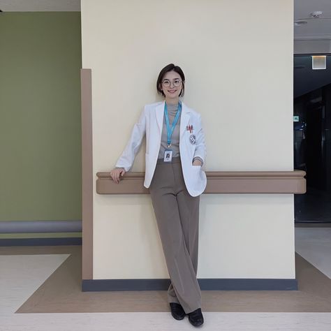 Chae Songhwa, Doctor Work Outfit, White Coat Ceremony Outfit, Medical Student Outfit, Lab Coat Fashion, Jeon Mido, White Coat Outfit, Doctor White Coat, Internship Outfit