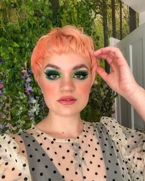 Heather Moorhouse on Instagram: “Peach & green. What a combo! 🍑 • #bperfect perfect prime & carnival xl pro palette  #mehron green paradise paint #glistencosmetics wet…” Green Eyeshadow Looks, Green Eyeshadow Look, Makeup 2023, Green Eyeshadow, Peach And Green, Eyeshadow Looks, Makeup Inspo, Heathers, Halloween Face Makeup