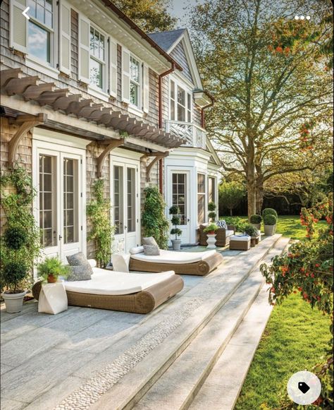 Colonial Style Homes, Backyard Gardening, Hamptons House, Classic Architecture, Colonial Style, Back Patio, 인테리어 디자인, Luxury Living, Exterior Design