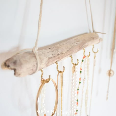 Tutorial for making a Boho driftwood jewelry hanger plus inspiration for other creative jewelry display ideas. Jewelry Display Ideas, Rustic Christmas Mantel, Creative Jewelry Displays, Driftwood Diy, Driftwood Jewelry, Driftwood Projects, Driftwood Wall Art, Diy Nightstand, Diy Jewelry Display