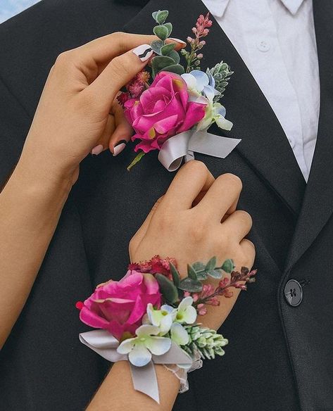 Corsage boutonniere set are made of high-quality delicate artificial flowers, leaves and ribbons.Vintage boutonniere Set is about 2.6 inches height.Set of 2 Wedding Wrist Corsage and Boutonniere brooch.One size fits most people.#wrist_corsage_bracelet #artificial_wristlet Diy Corsage Wristlet, Prom Corsage Pink, Prom Corsage Diy, Vintage Boutonniere, Wedding Wrist Corsage, Prom Flowers Corsage, Wrist Corsage Bracelet, Bracelet Corsage, Homecoming Flowers