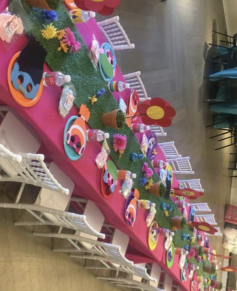 Trolls Table Decorations Ideas, Trolls Birthday Party Centerpieces, Trolls Diy Party Decorations, Trolls Centerpieces Ideas, Trolls Themed Birthday Party, Diy Trolls Birthday Party, Trolls Birthday Party Ideas, Troll Party Theme, Rodeo Birthday Parties