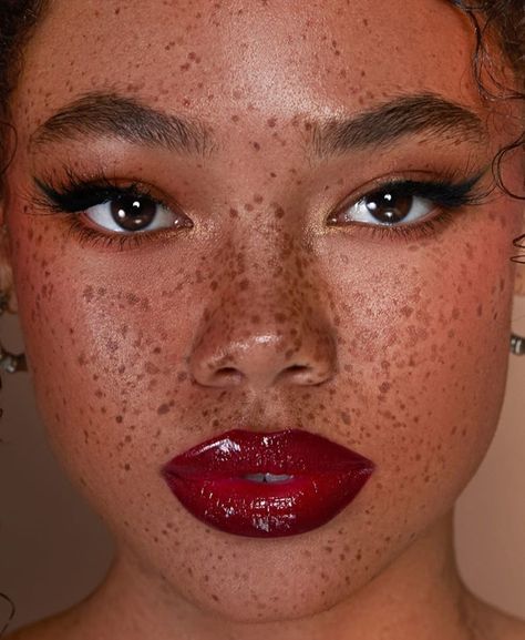 Cool Girl Makeup Looks, Red Lip Looks Black Women, Red Makeup Looks Black Women, Red Lip Makeup Looks, European Makeup, Red Makeup Looks, Red Lips Makeup Look, Freckles Makeup, Lip Combos