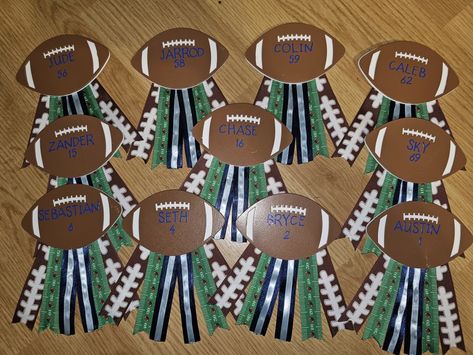 Senior Football Dinner Ideas, Football Pins For Moms, Senior Locker Room Decorations, 8th Grade Football Night, School Spirit Crafts, Locker Room Decorations, Tiny Bouquet, Football Banquet, Team Dinner