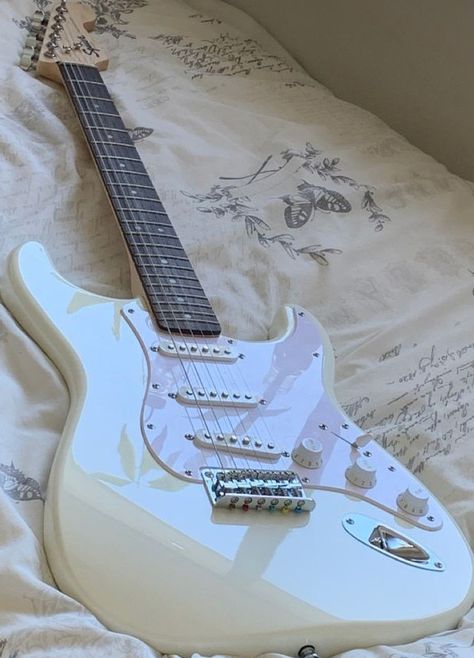 Fender Electric Guitar Aesthetic, Beige Electric Guitar, White Electric Guitar Aesthetic, Bass Guitar White, White Electric Guitar, Strat Guitar, Electric Guitar Design, Guitar Obsession, Fender Electric Guitar