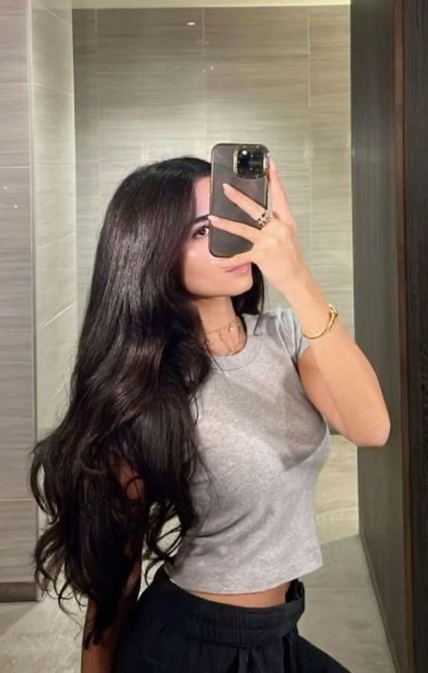 Rambut Brunette, Dream Hair, Shiny Hair, Brunette Hair, Aesthetic Hair, The Mirror, Girly Girl, Dark Hair, Pretty Hairstyles