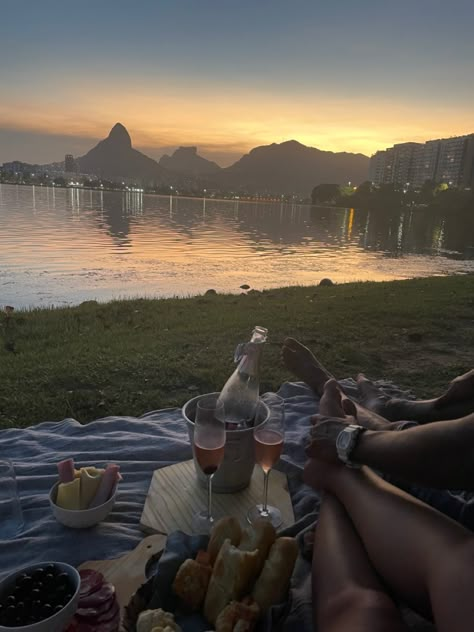 Piquenique romântico no por do sol do Rio de Janeiro Dream Notebook, Picnic Date, Sunset Views, Travel Couple, Travel Aesthetic, Aesthetic Photo, Photo Poses, I Got This, Rio De Janeiro