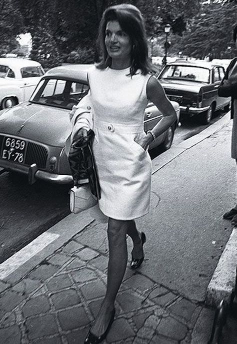 Shift Dresses: For Making Life Easier Jackie O's, Jackie O Style, Jackie Onassis, Walking Down The Street, Mode Chanel, Stil Elegant, Fashion Friday, Jackie O, Olivia Palermo