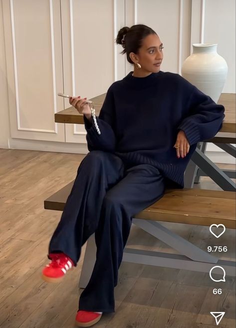 Reformation Fall Outfits, Very Stylish Outfits, Bold Sweater Outfit, Copenhagen Work Outfit, Monochromatic Outfit With Pop Of Color, Aw Outfits 2024, Minimalist Sophisticated Style, 2025 Clothes Trend, Navy Silk Pants Outfit