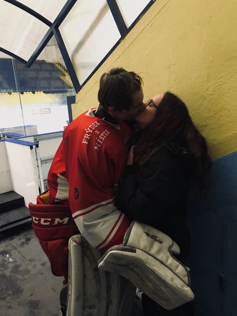 Hockey Boy, Hockey Outfits, Hockey Wife, Hockey Girlfriend, Sports Couples, Hot Hockey Players, Ice Hockey Players, Sports Romance, Hockey Goalie