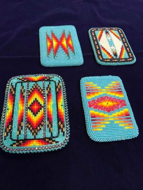 Beaded buckles Beaded Belts Patterns Native American, Beaded Belt Buckles Native American, Beaded Belt Buckle, Beaded Hair Clips Native American, Native Beaded Barrettes, Beaded Wallet, Belt Ideas, Loom Board, American Indian Crafts