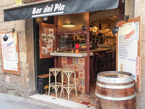 Wine And Tapas Bar, Tapas Bar Design, Small Wine Shop, Beer Pub Design, Small Wine Bar, Spanish Wine Bar, Wine Interior Design, Outdoor Wine Bar, Spanish Bar