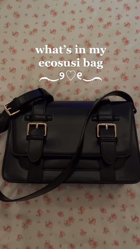 Ecosusi on Instagram: “Put your favorite book and all daily essentials in your favorite #JaneMessengerBag. 😊 📷 @romneyellen” Ecosusi Bag Outfit, Book Bag Aesthetic, Ecosusi Bags, Black Bag Outfit, Japanese School Bag, Everyday Bag Essentials, Aesthetic Bags, Handbag Essentials, Bag Aesthetic