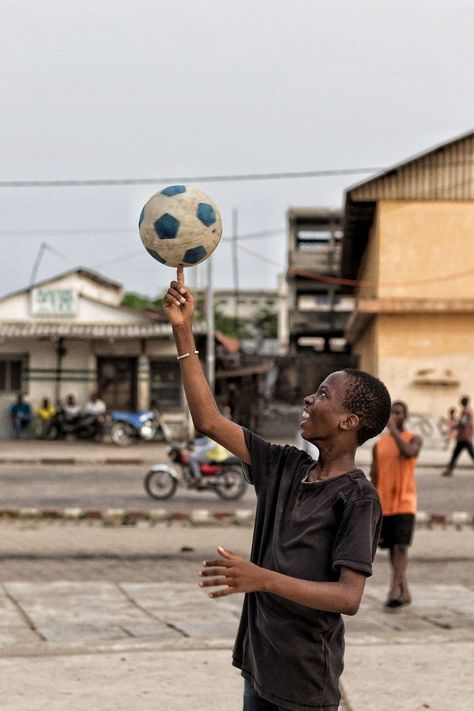 Football Dream, Kids Playing Football, Street Football, Street Soccer, People Street, Shadow Images, Fifa Football, City Games, Portraiture Photography