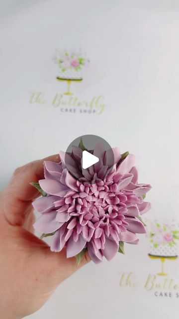 77K views · 3.1K likes | Kirsty on Instagram: "In love with this one. A super pretty buttercream dahlia cupcake in the most perfect shade of pink.  The 1062 tip is back in stock today too so make sure to get yours ♥️♥️#buttercreamdream
#cakemasters
#cupcakeartist #cupcakeinspo  #caketutorial #pipingtips #ediblebouquet #edibleroses #floristandflowers #caketutorials #cupcakeinspo #cupcakeartist #cupcakeart #cupcakelove #customcupcakes #americanbuttercream #flowercupcakes #bakingreels #reelife #cupcakereels #cakedecoratingreel #cakereel #cakereels #buttercreampetals #buttercreamflower #cakeflower #flowercakes #handmadeflowers #pipingreels #buttercreamdecorating #pipingnozzles #bouquetofcupcakes" Buttercream Dahlia Tutorial, Buttercream Flower Cupcake Bouquet, Dahlia Flower Cupcakes, Buttercream Floral Cupcakes, Mini Flower Cupcakes, Floral Cupcakes Tutorial, Cake Decorating With Flowers, How To Make Buttercream Flowers, Flower Birthday Cupcakes