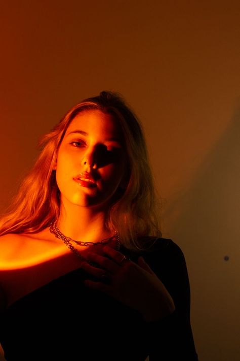 Sunset lamp photoshoot, sunset lamp picture, sunset lamp inspo pic, insta pic idea, sunset lamp picture with orange filter Sunset Lamp Photoshoot, Lamp Photoshoot, Sunset Photoshoot Ideas, Lamp Sunset, Romantic Artwork, Sunset Lamp, Lamp Ideas, Dreamy Photography, Bedroom Light