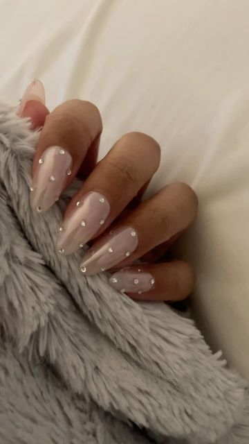 Adeeba on Instagram: "hailey bieber nails nye edition ✨ @opi put it in neutral + tin man can (she used magic white chrome by @daily_charme) linked everything on my LTK 🎀 ty @andreaveiraa #nails #nailinspo #holidaynails #nyenails #christmasnails #xmasnails #glitternails #simplenails #chromenails #diynails #haileybiebernails #nailtutorial" Nye Neutral Nails, Glitter Chrome Nails, Nails Nye, Hailey Bieber Nails, Bieber Nails, Nye Nails, White Chrome, Tin Man, Neutral Nails