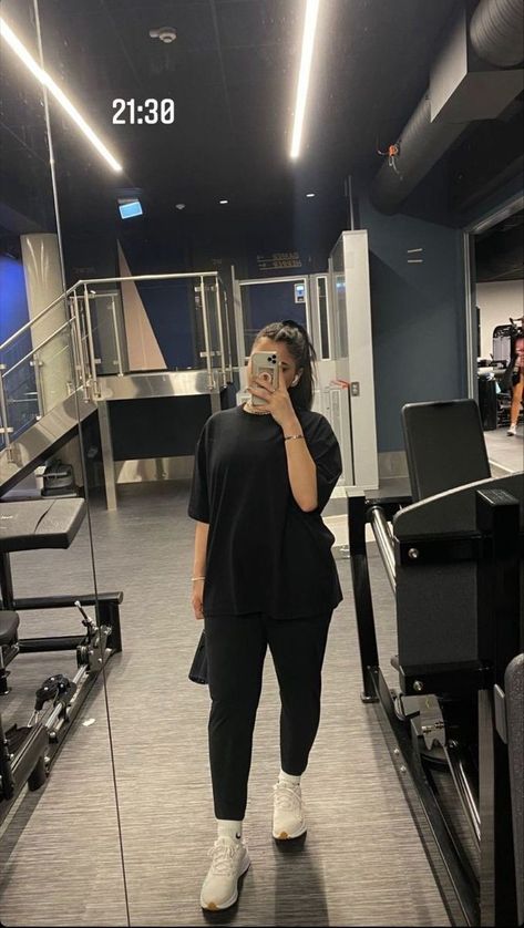 Gym Mirror Selfie, Modest Gym, Modest Gym Outfit, Summer Workout Outfits, Modele Fitness, Gymwear Outfits, Gym Crush, Gym Pictures, Mode Zara