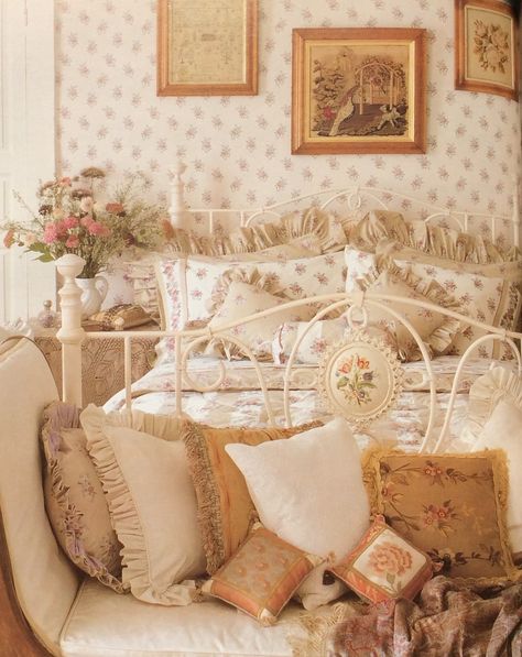 Laura Ashley Bedroom, Vintage Furniture Makeover, Bedroom Ideas For Small Rooms Cozy, 80s Interior, Floral Bedroom, Romantic Cottage, Cottage Bedroom, Vintage Bedroom, Cozy Room Decor