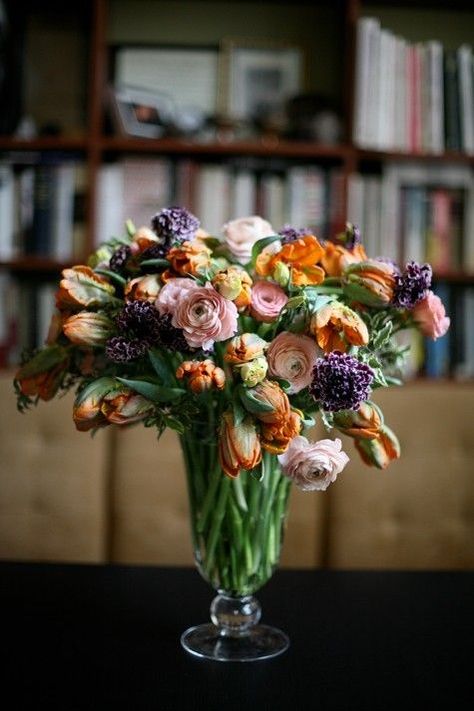 Photo | Le Petit Poulailler | Bloglovin’ Spring Floral Arrangements, Parrot Tulips, Beautiful Flower Arrangements, Arte Floral, Beautiful Blooms, Cut Flowers, Love Flowers, Spring Floral, Pretty Flowers