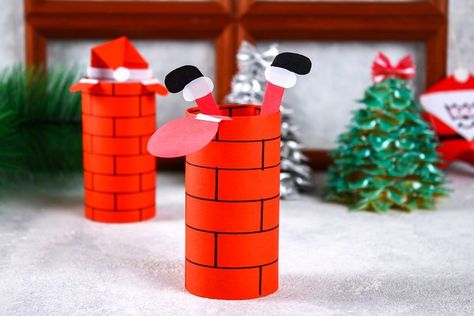 Bricolage de Noël avec des rouleaux de papier toilette : le Père Noël dans la cheminée Toilet Roll Craft, Christmas Crafts To Sell, Santa Crafts, Christmas Arts And Crafts, Noel Diy, Fun Christmas Crafts, Toilet Paper Roll Crafts, Paper Roll Crafts, Winter Crafts For Kids