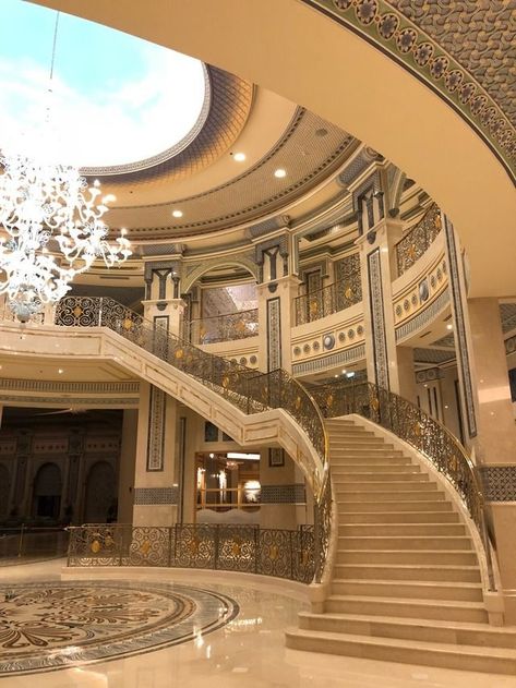 Luxury Staircase, Palace Interior, Dream Mansion, Dr House, Mansion Interior, Luxury Homes Dream Houses, Dream House Interior, Design Your Dream House, Dream House Exterior