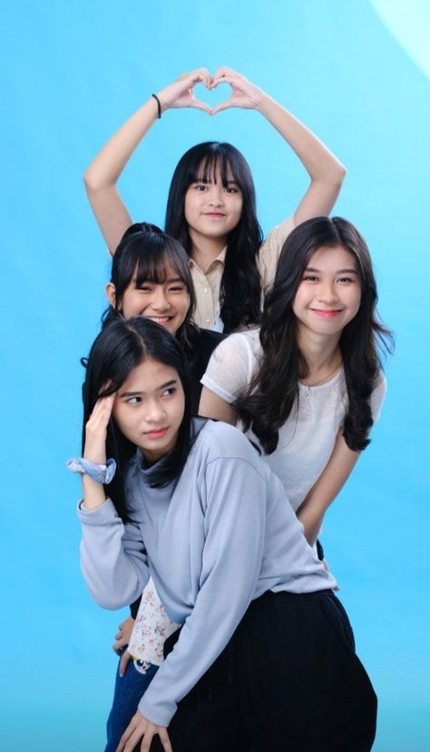 4 Member Group Photos, Group Photo Poses 4 People, 4 Member Photoshoot, 4 Ppl Poses, Reva Fidela, Group Photo Poses, Bridesmaid Poses, Group Picture Poses, Bff Poses