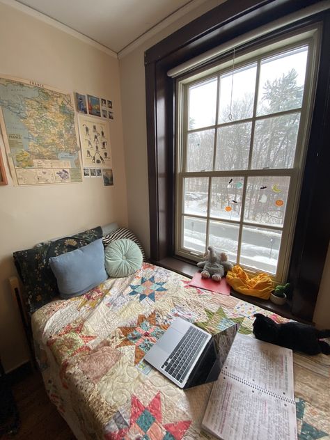 70s Style Dorm Room, Harvard Dorm Room Aesthetic, Dorm Room Designs College Boys, Smith College Dorm, Dorm Inspiration Cozy, Dorm Room Aesthetic Dark, Cottage Dorm Room Ideas, Korean Dorm Room, College Suite Ideas