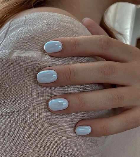 Job Interview Nails Color, Oval Gel Nails Designs, Chrome Nails Designs Blue, Spain Nails Ideas, Blue Nails Shellac, Pale Blue Chrome Nails, Blue Chrome Nails Short, Round Nails Short, Blue Chrome Nails