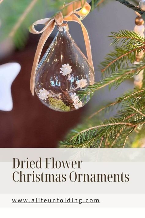 Dried Flower Christmas Ornaments DIY Clear glass bulb filled with dried flowers and a velvet ribbon. Nature Inspired Christmas Tree, Flower Christmas Ornaments, Nature Inspired Christmas, Dried Flower Christmas, Easy Diy Ornaments, Christmas Diy's, Diy Anthropologie, Flower Christmas, Natural Christmas Decor