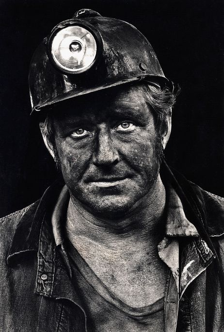 Coal miner Lee Hipshire in 1976, shortly after emerging from a mine in Logan County, W. Va. at the end of his shift. At age 36, he had worked 26 years underground. A few years later, Lee took early retirement because of pneumoconiosis, or black lung disease. Country Rap, Black Lungs, Logan County, Coal Miners, Foto Art, Coal Mining, 인물 사진, White Photo, Graffiti Art