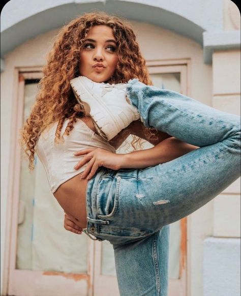 Anna Mcnulty, Sofie Dossi, Gymnastics Tricks, Gymnastics Flexibility, Dance Picture Poses, Dancer Photography, Amazing Gymnastics, Dance Photography Poses, Gymnastics Poses