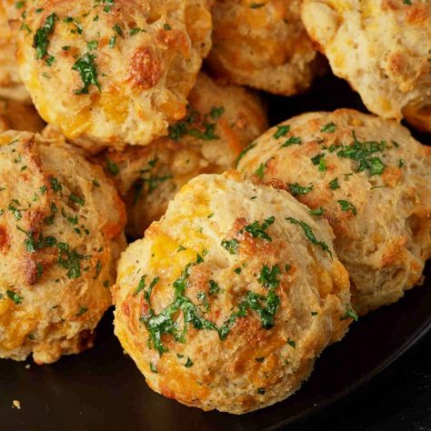 Easy Drop Biscuits, Drop Biscuits Recipe, Easy Biscuit, Cheesy Biscuit, Easy Biscuit Recipe, Cheddar Bay Biscuits, Spiced Drinks, Baked Ribs, Vegan Cheddar