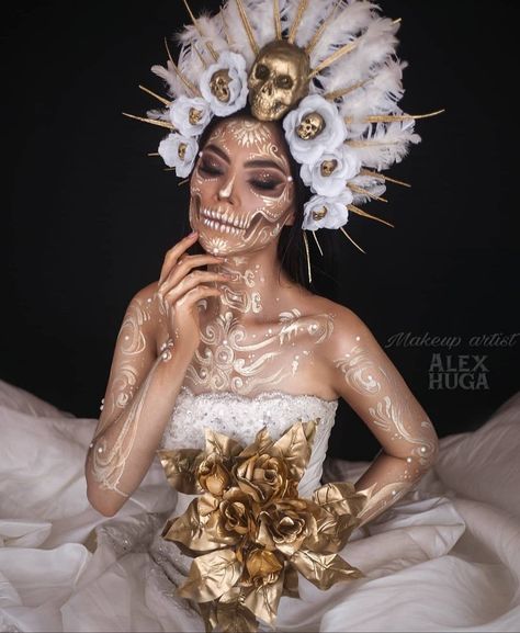 Catrina Costume, Halloween Makeup Sugar Skull, Sugar Skull Costume, Cute Halloween Makeup, Face Art Makeup, Sugar Skull Makeup, Pretty Halloween, Amazing Makeup, Skull Clothing