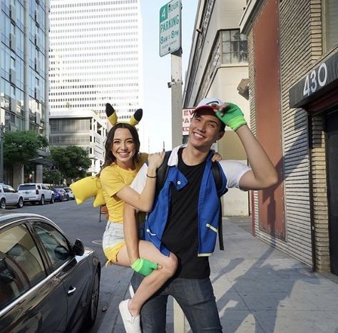 Veronica Merrell And Aaron Burriss, Breaking Bad Costume, Merell Twins, Pokemon Halloween Costume, Veronica Merrell, Pikachu Costume, Ron Ron, Halloween Duos, Merrell Twins