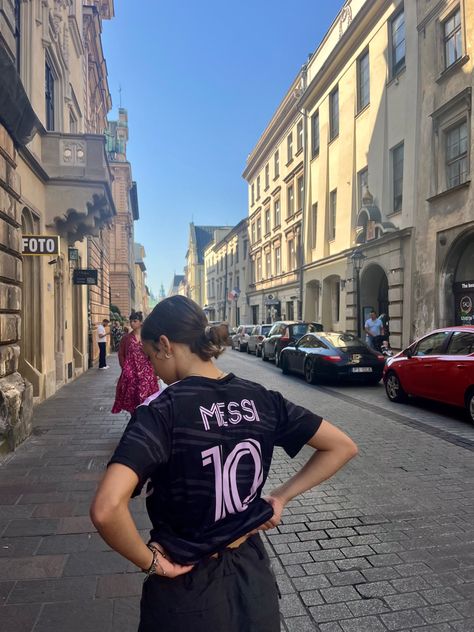 Messi football tshirt outfit Soccer Team Shirts, Messi Shirt, Messi T Shirt, Womens Football Shirts, Football Wags, Football Jersey Outfit, Messi Soccer, Girls Football, White Shirt Outfits