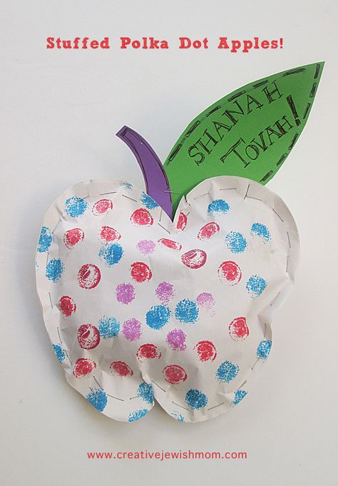 This stuffed apple craft uses staples to close up the apple instead of sewing.  It's much more accessible for students with physical disabilities or those who have trouble with fine motor skills.  And most students just love getting to press the stapler over and over! Roshashana Crafts For Kids, Apple Craft For Kids, Rosh Hashana Crafts, Circle Project, Jewish Preschool, Jewish High Holidays, Paper Apple, Apple Preschool, Jewish Crafts