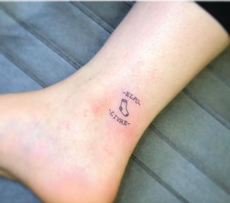 Harry Potter Tattoos Dobby, Doby Tattoo Harry Potter, Harry Potter Dobby Tattoo, Tatuajes Harry Potter, Luna Lovegood Tattoo, Dobby Tattoo, Pop Culture Tattoos, Sock Tattoo, Culture Tattoos