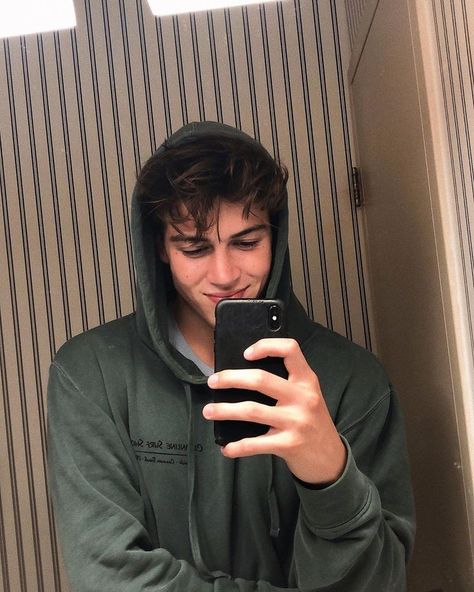 Discovered by ``𝐿𝑒𝓃𝑒 ``. Find images and videos about boys and mirror selfie on We Heart It - the app to get lost in what you love. Hommes Grunge, Skater Boys, Grunge Boy, Outfits Hombre, Tumblr Boys, Skateboard Art, Kitesurfing, The Perfect Guy, Teenage Boys