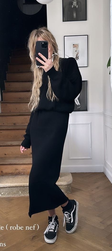 Black New Balance Sneakers Outfit, Long Black Dress Outfit Casual Winter, Business Dinner Outfit, Outfits Con Vans, Long Black Dress Outfit, Outfit Trabajo, Office Ootd, Black Dress Outfit Casual, Long Outfit