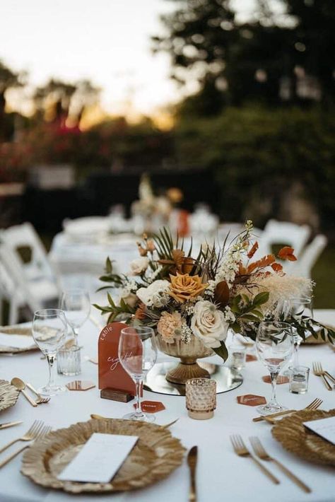 20 Festive Fall Wedding Centerpieces - LADY WEDDINGS Table Centerpieces For Fall Wedding, Earth Tone Wedding Table Decor, Fall Place Settings Wedding, Wedding Reception Tables Decorations, Fall Wedding Minimalist, Earthy Wedding Centerpieces, September Wedding Table Decor, Rustic Table Centerpieces Wedding, Fall Wedding Table Scape